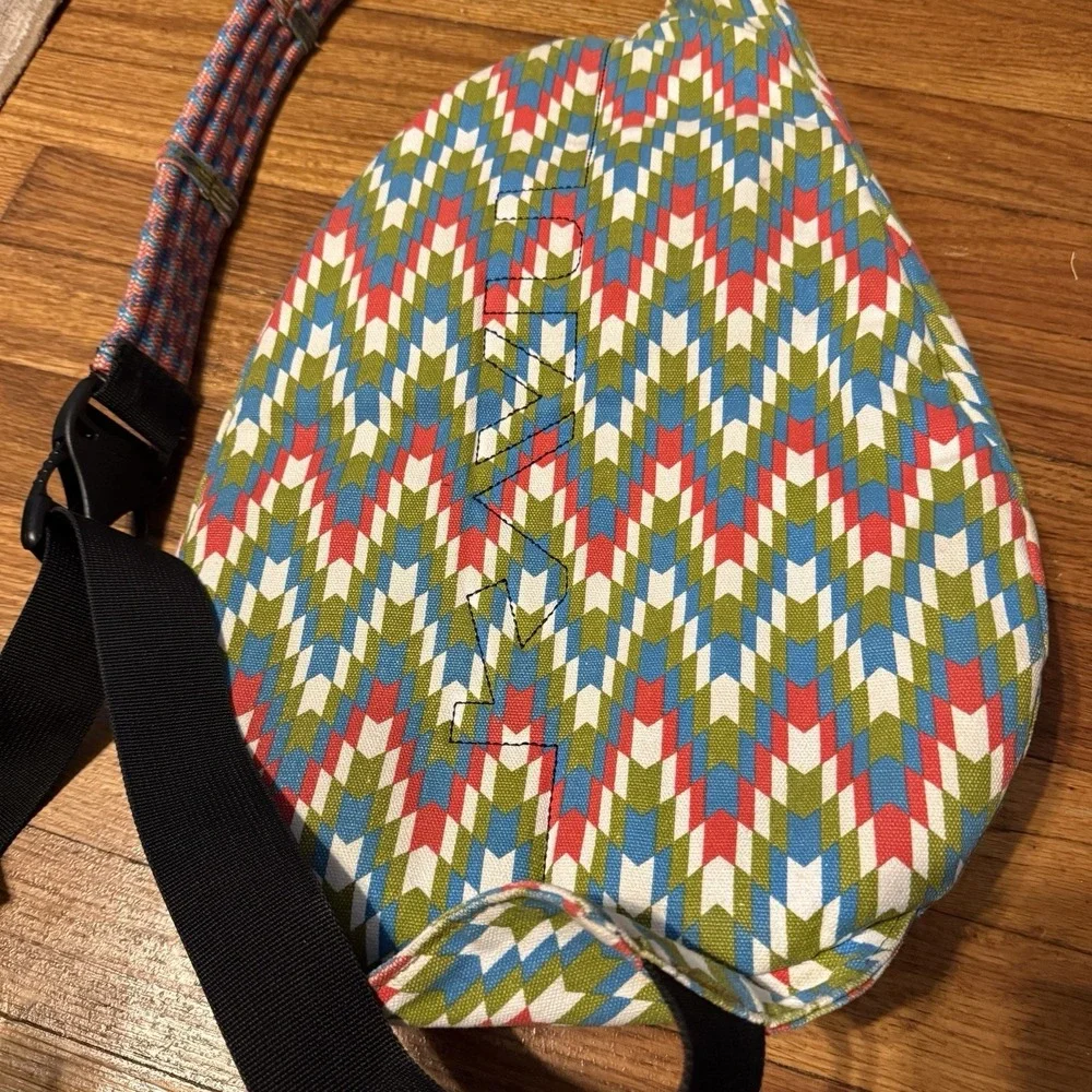 KAVU ROPE SLING BAG MULTICOLOR SOUTHWEST AZTEC DESIGN SLING‎ BAG VGC